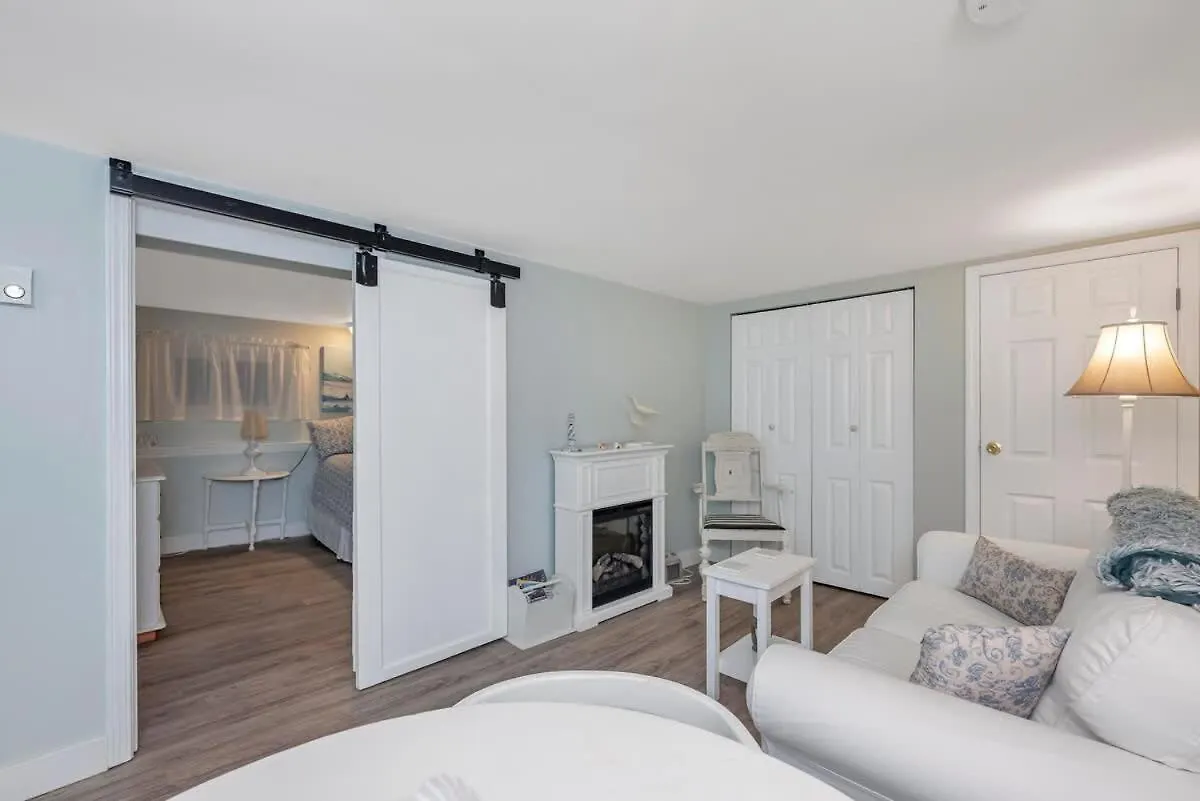 Quaint 1 Bedroom Lower Suite In Victoria, Bc Victoria