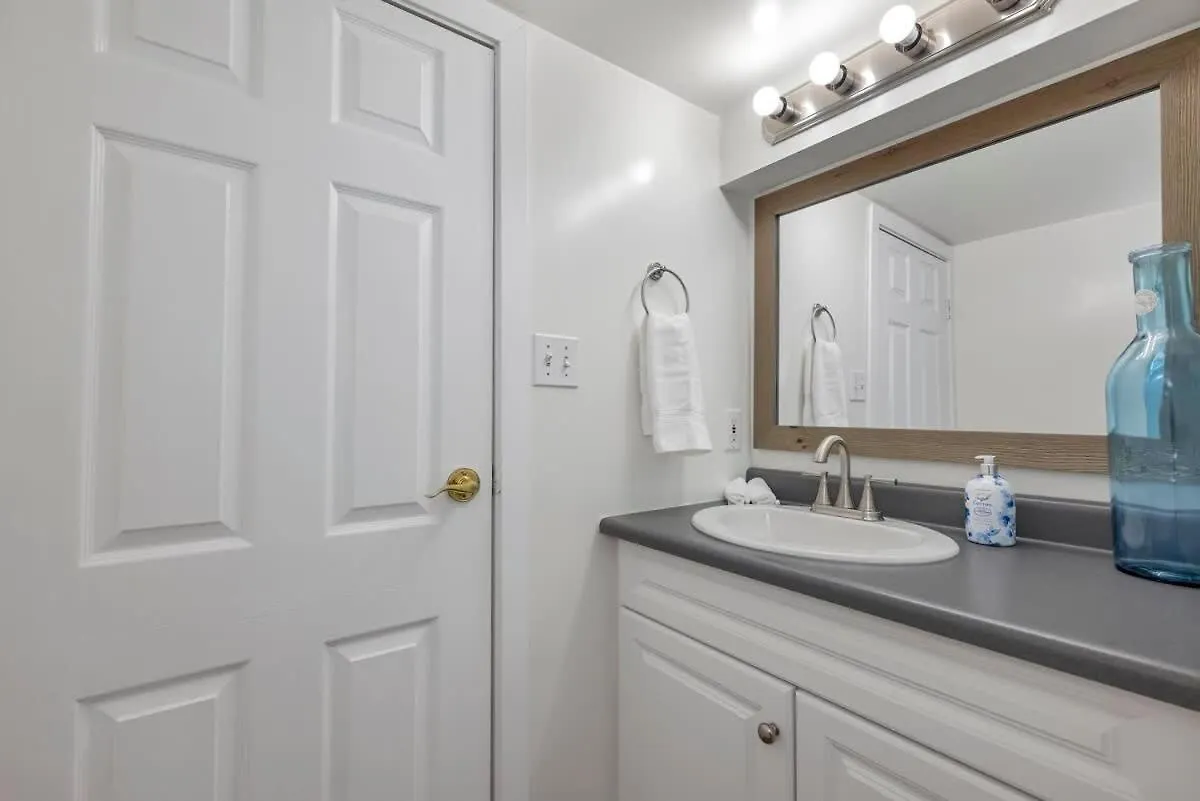 Dom wakacyjny Quaint 1 Bedroom Lower Suite In Victoria, Bc