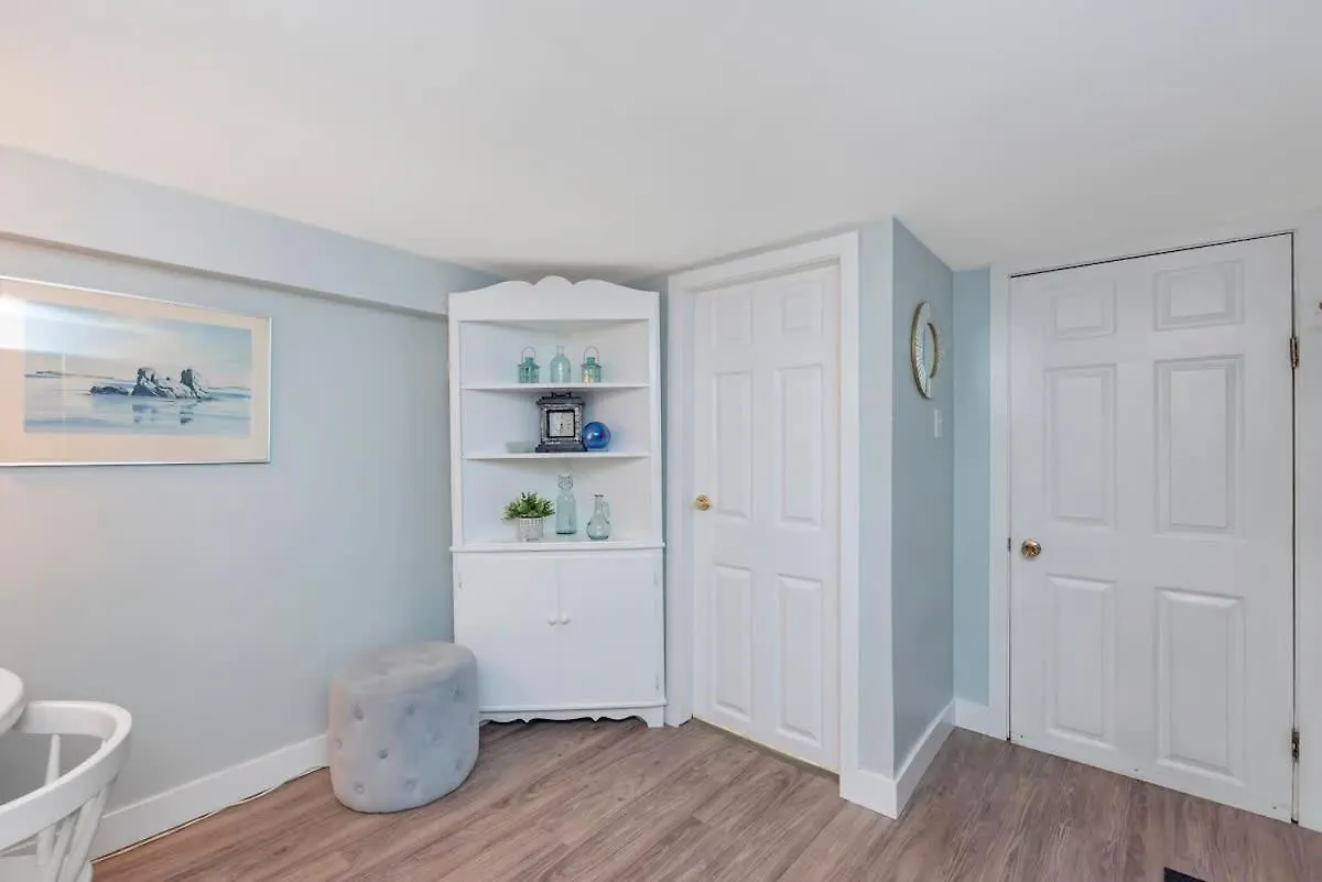 Quaint 1 Bedroom Lower Suite In Victoria, Bc 0*, Victoria Canada