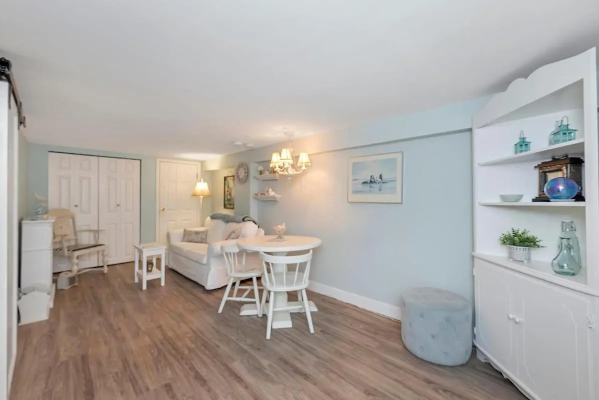Quaint 1 Bedroom Lower Suite In Victoria, Bc Holiday home Victoria